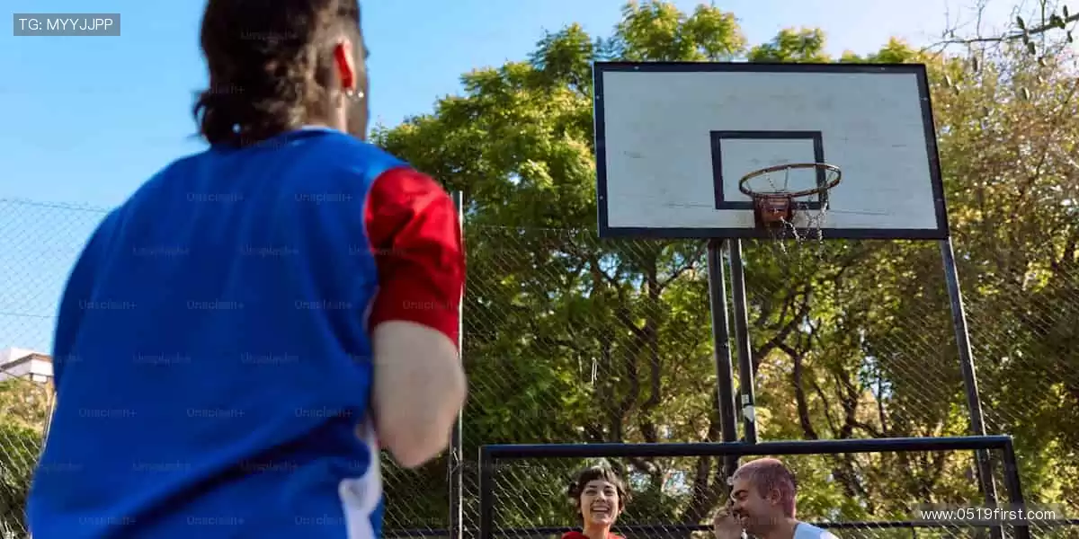 「弹幕互动 + 专家解读，边看边聊才是观赛标配！💬加入直播间，一起嗨翻天！」